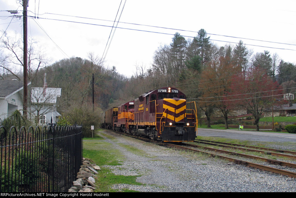 GSMR 1755 leads a train westbound